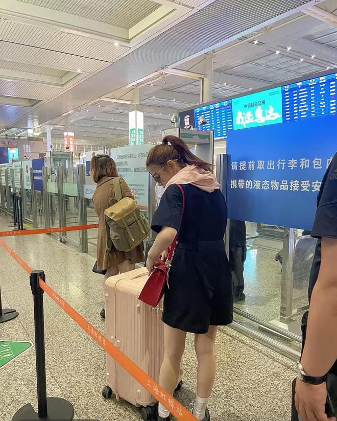 陈妍希坐高铁探班陈晓拎行李排队超接地气全身行头近二十万(图3)
