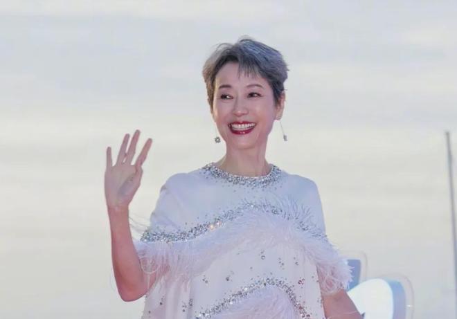 61岁叶童满头白发69岁奚美娟穿老年装打了多少不老女神的脸(图2)