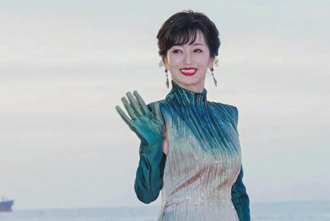 61岁叶童满头白发69岁奚美娟穿老年装打了多少不老女神的脸(图4)