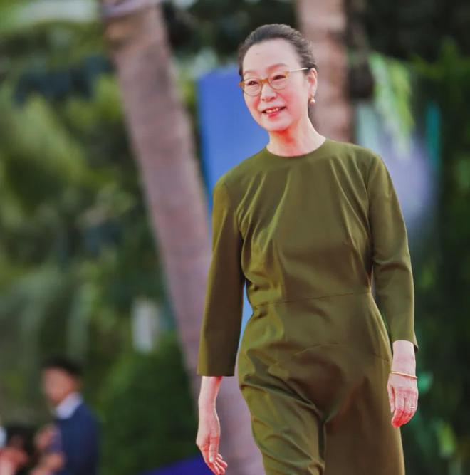 61岁叶童满头白发69岁奚美娟穿老年装打了多少不老女神的脸(图9)