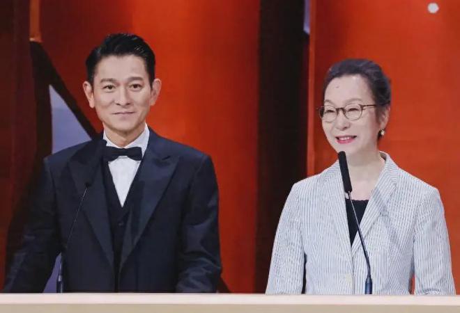 61岁叶童满头白发69岁奚美娟穿老年装打了多少不老女神的脸(图11)