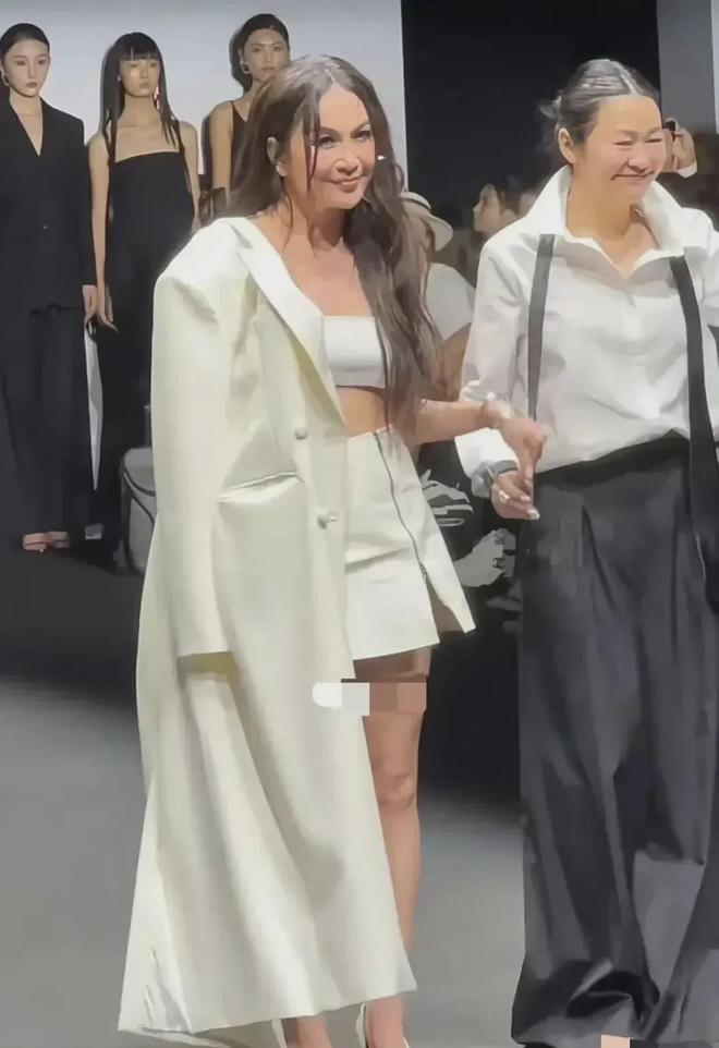 61岁叶童满头白发69岁奚美娟穿老年装打了多少不老女神的脸(图12)