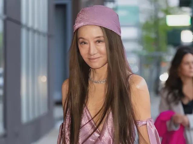 61岁叶童满头白发69岁奚美娟穿老年装打了多少不老女神的脸(图13)