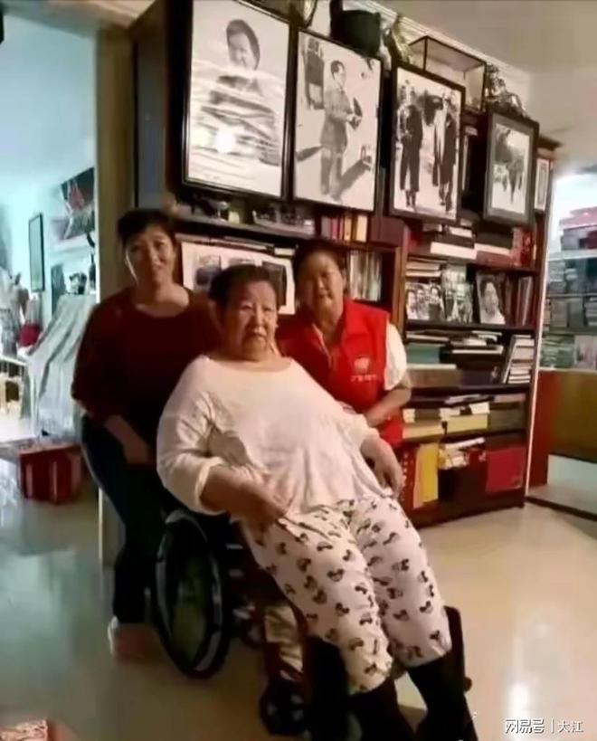 毛主席的小女儿李讷也已85岁了行动不便坐着都显费劲(图1)